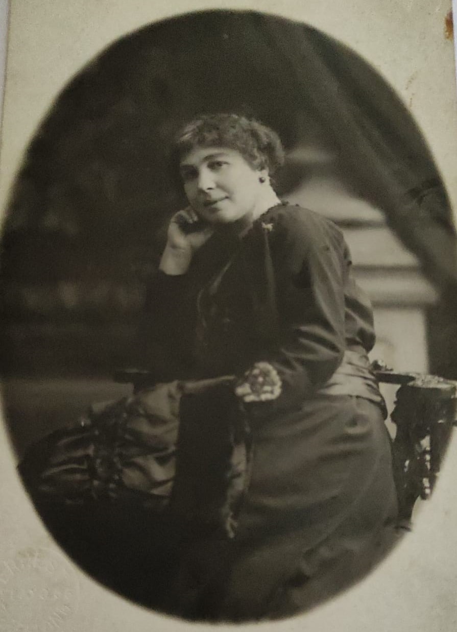 Irene Serrret arpista tallada